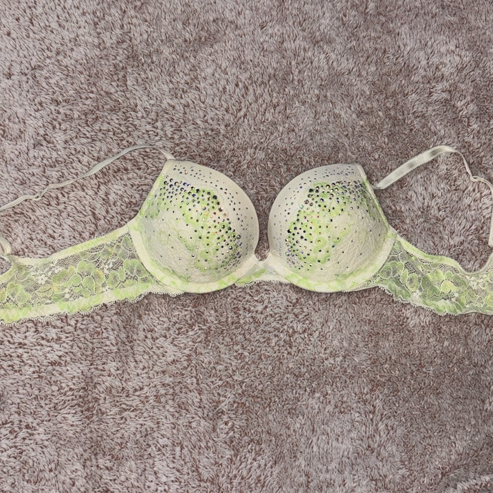 Size 34B Victorias Secret push up. Worn once.